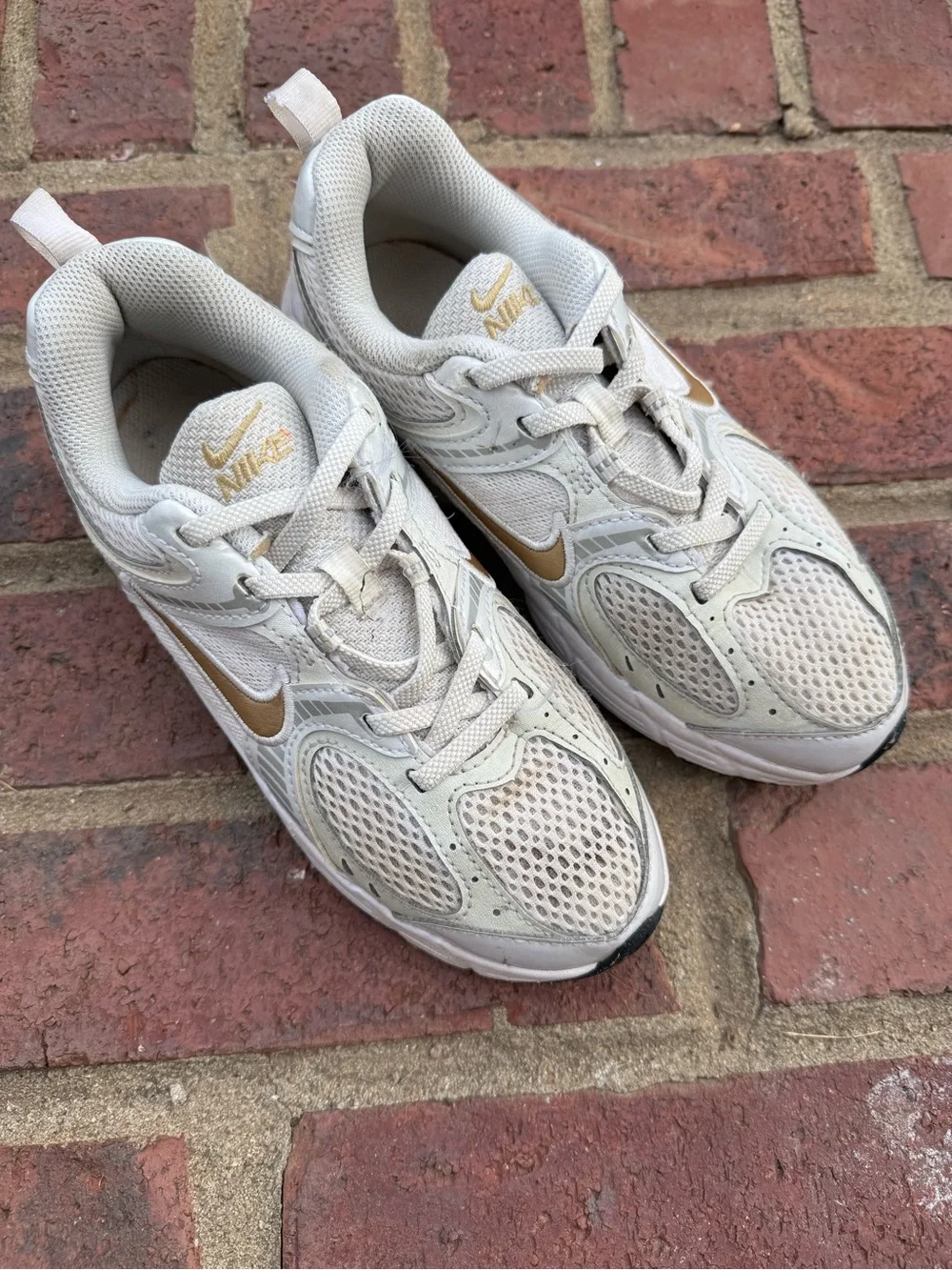 Nike Kids Sneakers in White and Gold